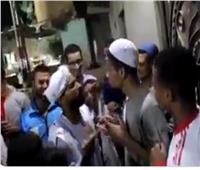  فيديو كوميدي .. أهلاوي يخسر الرهان ويرتدي «تيشيرت الزمالك» 