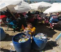 "البسكويت" مقابل "القمامة" على شط إسكندرية|صور 