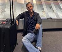 كاظم الساهر جالسًا على الأرض بالمطار: ألتقيكم في كاليفورنيا
