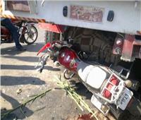 إصابة 3 أشخاص في تصادم سيارة نقل بدراجة بخارية بسوهاج