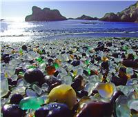 حكايات| الشاطئ الزجاجي.. أحجار ملونة تعكس ألف لون