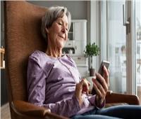 دراسة.. استخدام الموبايل لفترات طويلة يسبب التجاعيد ويسرع الشيخوخة   