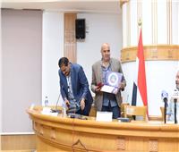 منح شهادات للمشاركين في مناقشة كتاب «تأملات في فينومينولوجيا المسرح»