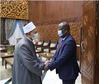 الإمام الأكبر ووزير داخلية النيجر يناقشان تعزيز الاستفادة من جهود ومناهج الأزهر