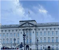 تنكيس العلم في قصر باكنجهام بعد وفاة الملكة إليزابيث الثانية | فيديو