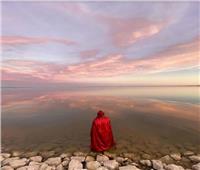 حكاية الرداء الأحمر وسط جمال الطبيعة الساحرة في «سيوة»| صور    