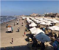 شاطئ بورسعيد يستقبل آلاف الزائرين للاستمتاع بالأجواء الصيفية | صور