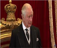 «تشارلز الثالث» يوقع على وثيقة تنصيبه ملكًا لبريطانيا| صور وفيديو
