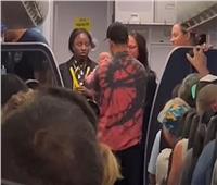 ممرضة متقاعدة تنقذ رضيع بعد توقفه عن التنفس على متن طائرة