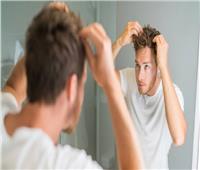 أهمها النظام الغذائي.. نصائح لتجنب تساقط الشعر عند الرجال 