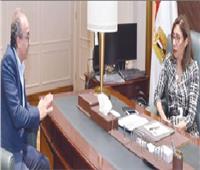 وزيرة الثقافة تناقش استعدادت معرض القاهرة للكتاب