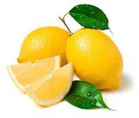 خبراء: عصر الليمون على الطعام الساخن يقلل القيمة الغذائية