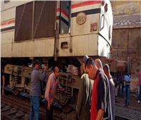 جهود مكثفة لرفع قطار الركاب بعد خروج عربتين بمحطة دمنهور| فيديو وصور 