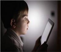 كيف يؤثر الإفراط في استخدام الموبايل على البلوغ المبكر للأطفال؟ استشاري يوضح