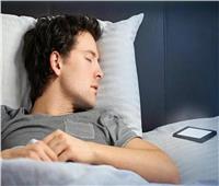 استشاري الطب النفسي يُحذر من وضع الهاتف بجانب الشخص أثناء النوم