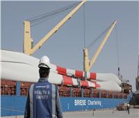 ميناء الأدبية يستقبل شحنة 42 ريشة رياح لمحطة توليد الكهرباء برأس غارب