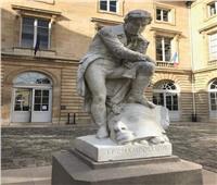 تمثال شامبليون في باريس يثير استياء الأثريين في مصر ومطالب بإزالته      