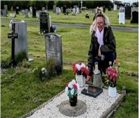 بعد 43 عاماً.. بريطانية تكتشف بأنها تزور القبر الخاطئ لوالدها 