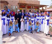 أطفال الأقصر يحتفلون باليوم العالمي للسياحة بالطبل والمزمار في معبد الكرنك