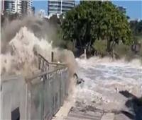 شاهد بالفيديو ..موجات سريعة تباغت أميركيين في ميامي