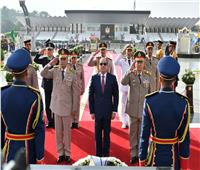 الرئيس السيسي يضع إكليلا من الزهور على قبر أنور السادات وعبد الناصر | فيديو وصور