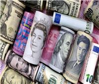 الدولار ينخفض مع تراجع عوائد سندات الخزانة الأمريكية.. واليورو يصعد