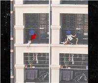 بالفيديو| صيني ينقذ طفلًا قبل سقوطه من الطابق السابع