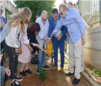 الفخراني وإلهام شاهين وليلى علوي يزرعون شجرة باسم هشام سليم في روما