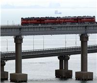 مرور أول قطار عبر خط السكك الحديدية بجسر القرم بعد ترميمه.. فيديو