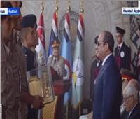 إهداء الرئيس السيسي درع الكليات العسكرية والجامعات المصرية