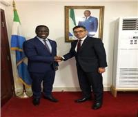 السفير المصري يقدم صورة أوراق اعتماده لوزير خارجية سيراليون