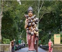 له 24 رأسًا.. تمثال «أنسيستور» يثير إعجاب السائحين في نيويورك