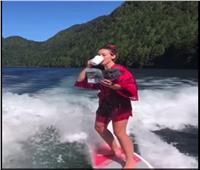 فتاة كندية تبهر العالم بركوب الأمواج بطريق مذهلة |صور