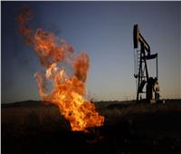 النفط يحقق مكاسب وسط ضعف الدولار وقيود العرض