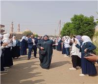 طلاب مدرسة ينظمون ممر شرفي للمديرة بعد خروجها على المعاش في بني سويف