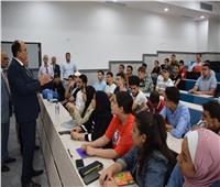 رئيس جامعة حلوان يتابع انتظام سير العملية التعليمية والدراسة
