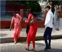 معركة بالنعال والضرب بين زوجة هندية وصديقة زوجها بسبب الغيرة| فيديو 