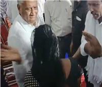 وزير هندي يصفع امرأة طالبت بحقها في صكوك ملكية الأراضي| فيديو
