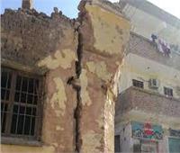 إصابة 3 أشخاص سقط عليهم جدار من الطوب اللبن في نجع حمادي 
