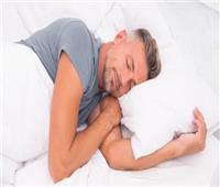 لا ينصح بالنوم على ظهرك.. طريقة صحيحة للنوم تساعد على الهضم