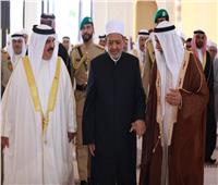 شيخ الأزهر يؤدي صلاة الجمعة مع ملك البحرين بجامع قصر الصخير