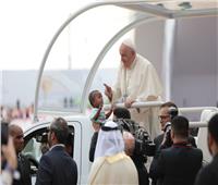بابا الفاتيكان يقيم قداسًا بحضور الآلاف في البحرين
