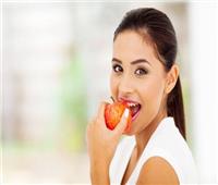 دراسة تكشف أن التفاح يحمي صحة القلب عند تناوله يوميًا