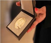 لص يسرق ميدالية «نوبل للسلام» من منزل رئيس جنوب أفريقيا الراحل