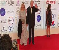حسين فهمى وزوجته أول الحضور في افتتاح مهرجان القاهرة السينمائي الـ 44 | فيديو 