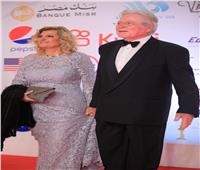 بالأسود والرمادي..حسين فهمى وزوجته يتألقون بمهرجان القاهرة السينمائي|صور