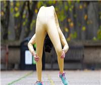 اليوم العالمي لموسوعة جينس.. فتاة تثني جسدها للخلف أثناء المشي| صور