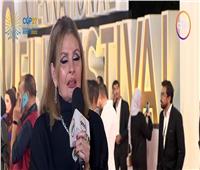 يسرا تبكى أثناء توجيه التحية لروح هشام سليم بحفل افتتاح «القاهرة السينمائي»