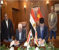 محافظ بورسعيد يوقع عقدًا مع مستثمر صيني لإقامة مشروع لتصنيع الجوارب في الشرق الأوسط