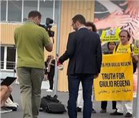 نائب إيطالي يرفع لافته فى مؤتمر المناخ ..يطالب بكشف مصير قضية جوليو ريجيني |فيديو 